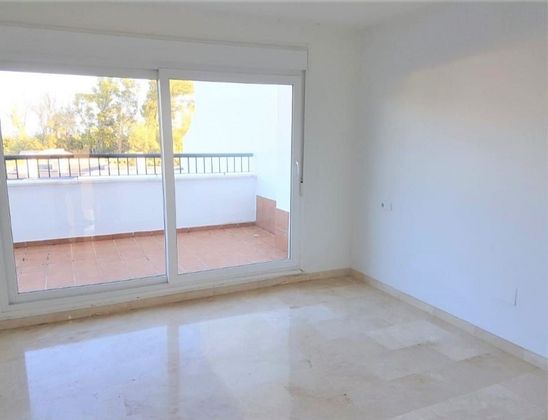 Foto 2 de Pis en lloguer a Guadalmina de 2 habitacions amb terrassa i piscina