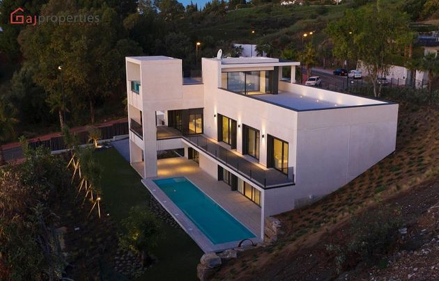 Foto 2 de Casa en venda a Zona el Higuerón de 5 habitacions amb terrassa i piscina