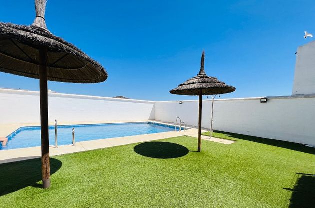 Foto 2 de Casa adossada en venda a calle Nueva de 3 habitacions amb piscina i garatge