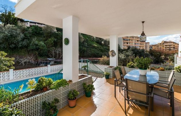 Foto 2 de Chalet en venta en Playa Bajadilla - Puertos de 5 habitaciones con terraza y piscina