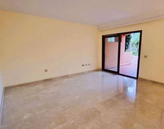 Foto 1 de Alquiler de piso en Benahavís de 2 habitaciones con terraza y piscina