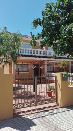 Foto 1 de Casa adossada en venda a Los Narejos de 4 habitacions amb terrassa i jardí