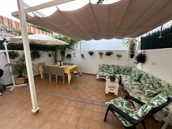 Foto 2 de Casa adossada en venda a Los Pacos de 3 habitacions amb terrassa i piscina