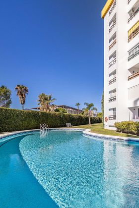Foto 1 de Piso en venta en Nueva Andalucía centro de 2 habitaciones con piscina y aire acondicionado