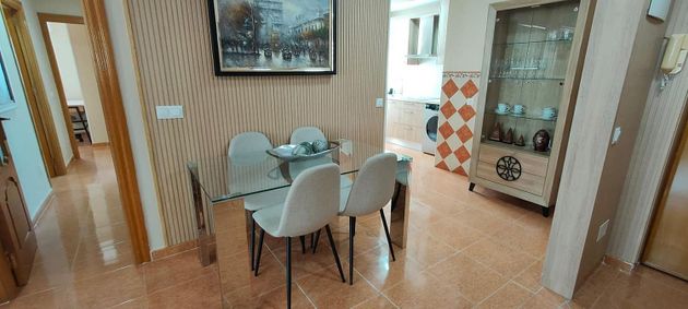 Foto 2 de Alquiler de piso en Los Jardines de Marbella - La Ermita de 3 habitaciones con terraza y muebles