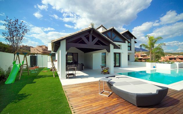 Foto 1 de Casa adosada en venta en Casares de 5 habitaciones con terraza y piscina