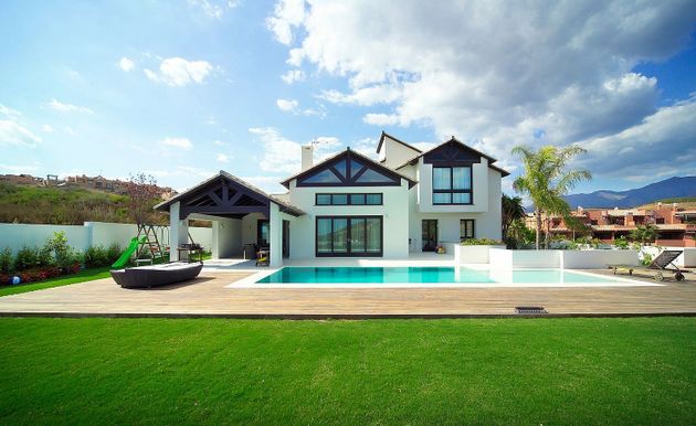Foto 2 de Casa adosada en venta en Casares de 5 habitaciones con terraza y piscina