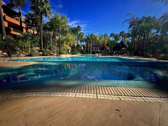 Foto 2 de Ático en venta en Nueva Andalucía centro de 3 habitaciones con terraza y piscina
