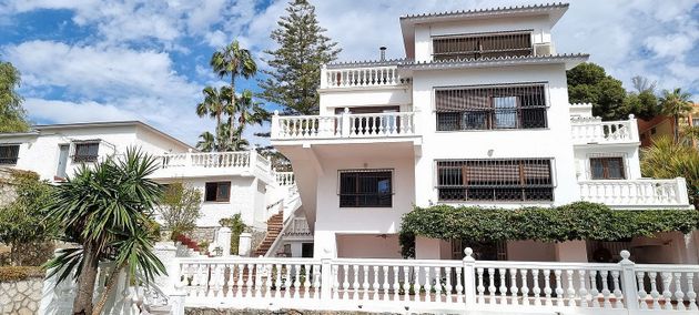 Foto 1 de Venta de chalet en El Candado - El Palo de 9 habitaciones con terraza y piscina