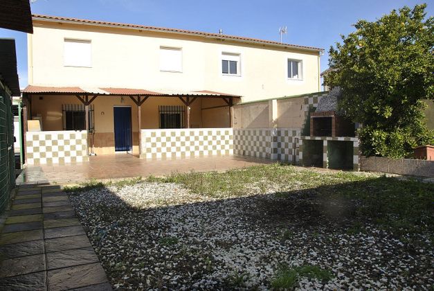 Foto 1 de Casa en venda a Plasencia de 3 habitacions amb terrassa i garatge