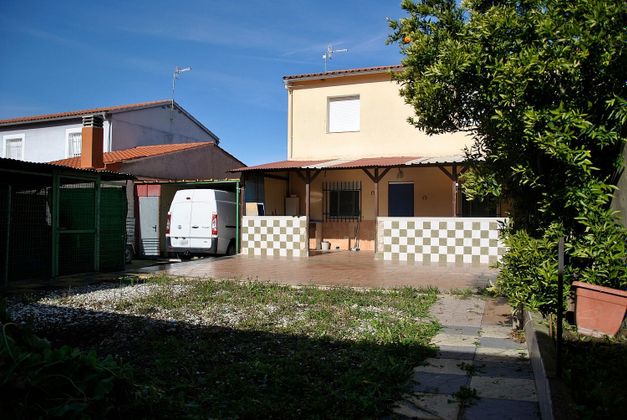 Foto 2 de Casa en venda a Plasencia de 3 habitacions amb terrassa i garatge