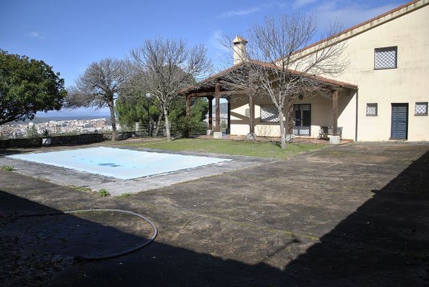 Foto 2 de Chalet en venta en Plasencia de 6 habitaciones con terraza y piscina