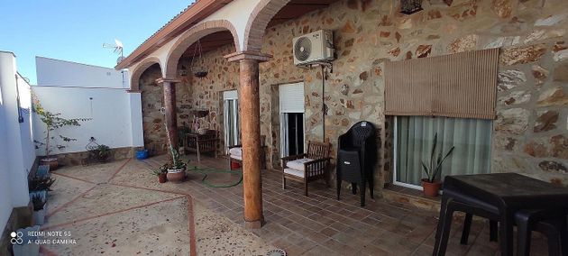 Foto 1 de Chalet en venta en Arroyo de San Serván de 4 habitaciones con terraza y garaje