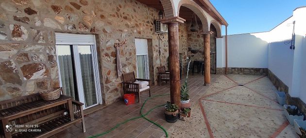 Foto 2 de Chalet en venta en Arroyo de San Serván de 4 habitaciones con terraza y garaje