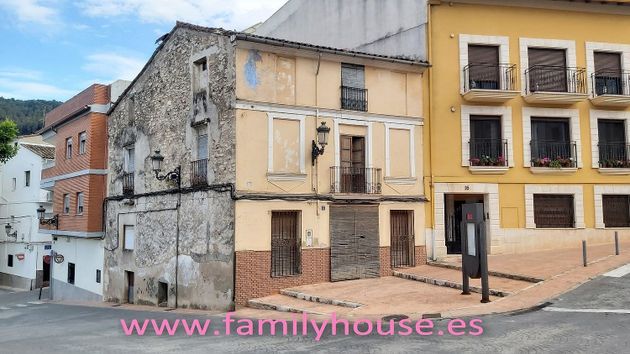 Foto 2 de Casa adossada en venda a Enguera de 7 habitacions amb terrassa i balcó