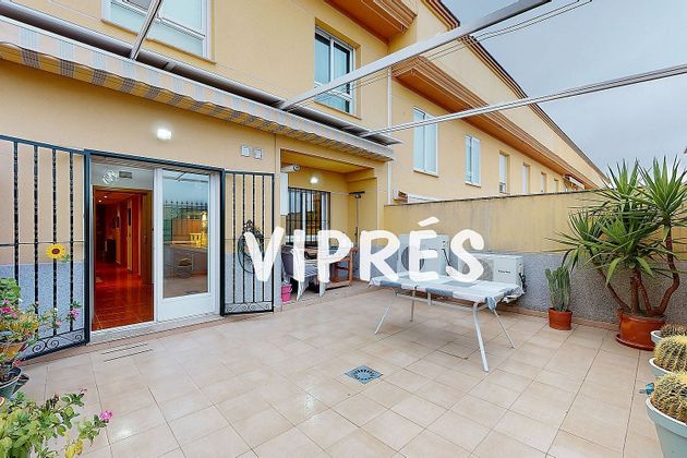 Foto 1 de Casa adossada en venda a Nuevo Cáceres de 5 habitacions amb terrassa i piscina
