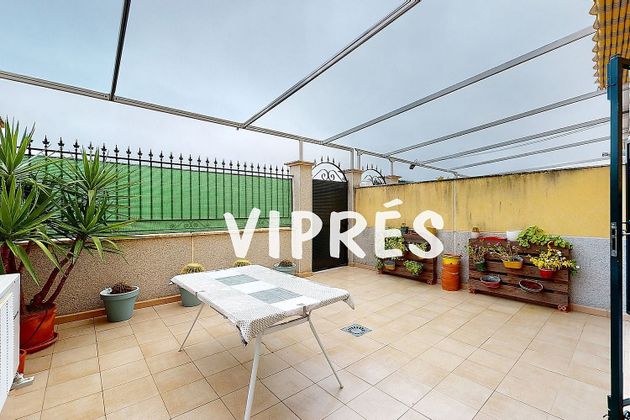 Foto 2 de Casa adossada en venda a Nuevo Cáceres de 5 habitacions amb terrassa i piscina