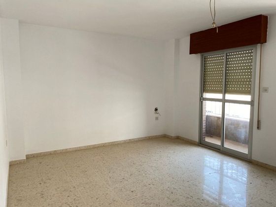 Foto 2 de Venta de piso en Huétor Tájar de 3 habitaciones con terraza y calefacción
