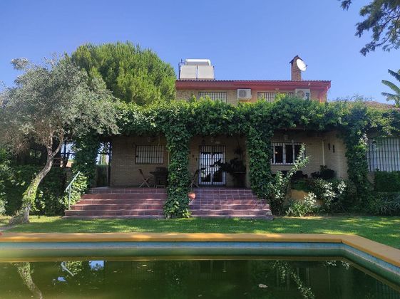 Foto 1 de Chalet en venta en Valencina de la Concepción de 5 habitaciones con terraza y piscina