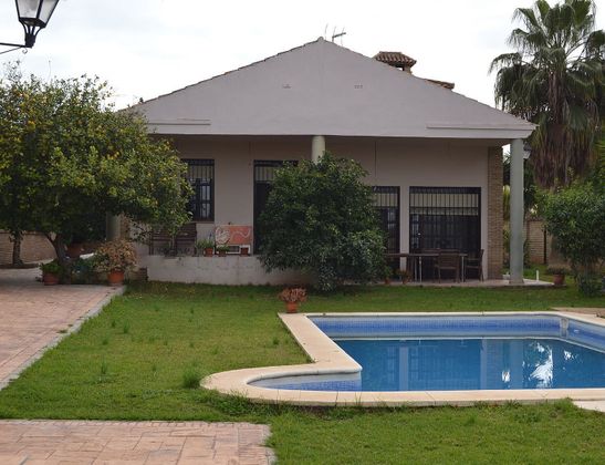 Foto 1 de Venta de chalet en Montequinto de 5 habitaciones con terraza y piscina