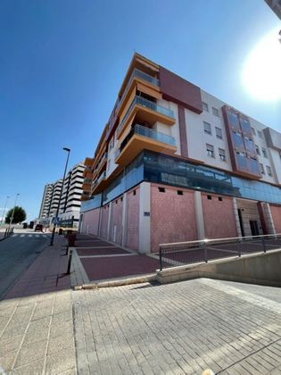 Foto 2 de Venta de piso en avenida Gutierrez Mellado de 3 habitaciones con garaje y balcón