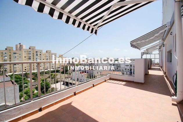 Foto 2 de Àtic en venda a El Perellonet de 2 habitacions amb terrassa i garatge
