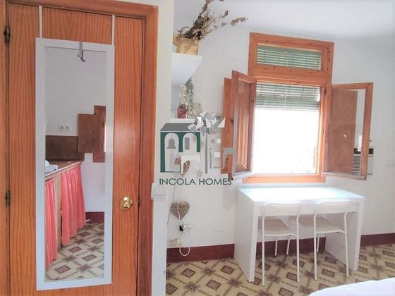 Foto 2 de Alquiler de piso en El Ejido - La Merced - La Victoria de 1 habitación con muebles y aire acondicionado