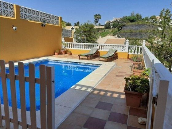 Foto 1 de Casa adossada en venda a Torrequebrada de 4 habitacions amb terrassa i piscina
