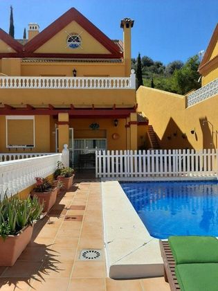 Foto 2 de Casa adossada en venda a Torrequebrada de 4 habitacions amb terrassa i piscina