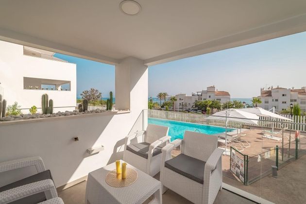 Foto 1 de Pis en lloguer a calle Grecia de 2 habitacions amb terrassa i piscina