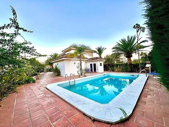 Foto 2 de Chalet en venta en El Mayorazgo - El Limonar de 6 habitaciones con terraza y piscina