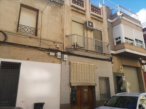 Foto 1 de Chalet en venta en Ayuntamiento - Centro de 4 habitaciones con terraza y balcón
