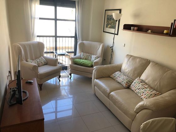 Foto 2 de Pis en lloguer a Centro - Murcia de 2 habitacions amb mobles i balcó