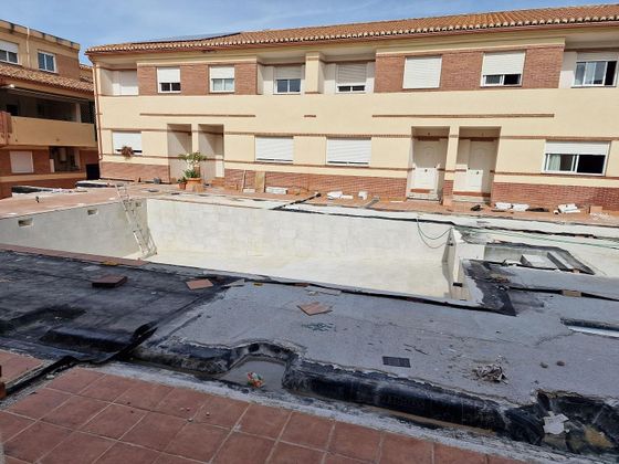 Foto 2 de Casa en alquiler en Huétor Vega de 4 habitaciones con piscina y garaje