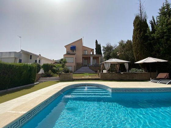 Foto 1 de Venta de chalet en Montequinto de 7 habitaciones con terraza y piscina