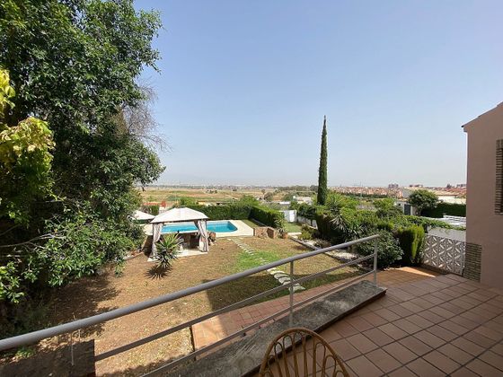 Foto 2 de Venta de chalet en Montequinto de 7 habitaciones con terraza y piscina