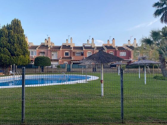 Foto 1 de Casa adossada en venda a Montequinto de 4 habitacions amb terrassa i piscina