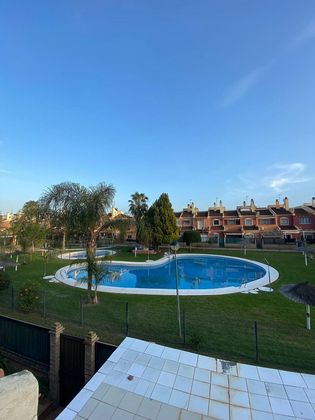 Foto 2 de Casa adossada en venda a Montequinto de 4 habitacions amb terrassa i piscina