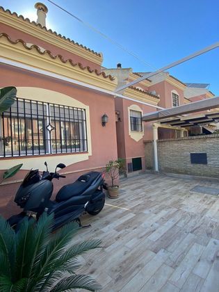 Foto 2 de Venta de casa adosada en Montequinto de 4 habitaciones con piscina y jardín