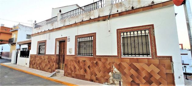 Foto 1 de Venta de chalet en Guillena de 6 habitaciones con terraza y aire acondicionado