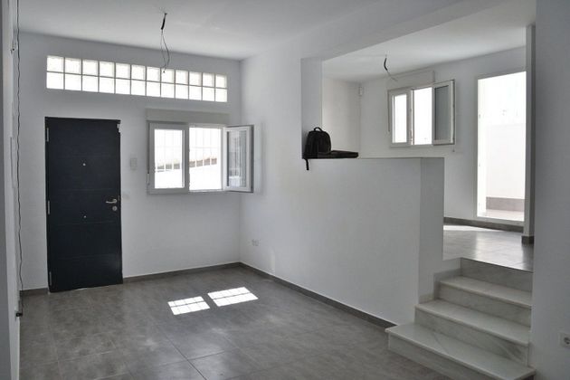 Foto 1 de Casa en venda a Alcalá del Río de 4 habitacions amb terrassa