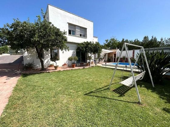 Foto 1 de Venta de chalet en Guillena de 5 habitaciones con terraza y piscina