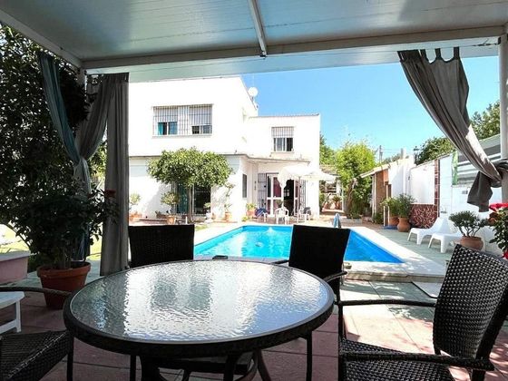 Foto 2 de Venta de chalet en Guillena de 5 habitaciones con terraza y piscina