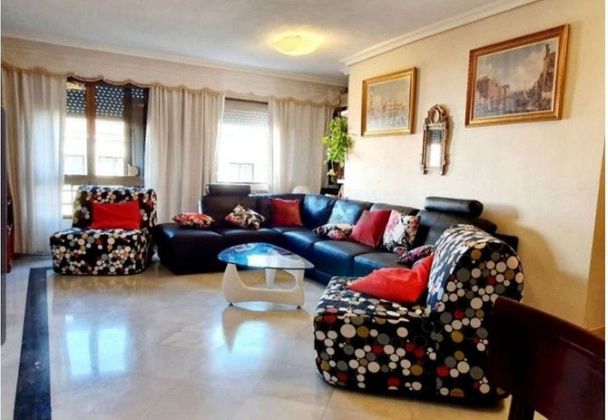 Foto 2 de Pis en lloguer a Triana Oeste de 3 habitacions amb terrassa i mobles