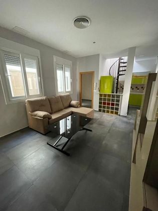 Foto 2 de Piso en alquiler en San Gil de 2 habitaciones con terraza y muebles