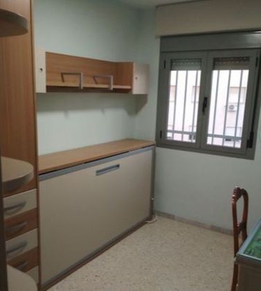 Foto 2 de Pis en lloguer a San Jerónimo - La Bachillera de 4 habitacions amb mobles i balcó