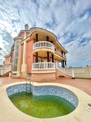 Foto 1 de Venta de casa en El Perelló - Les Palmeres - Mareny de Barraquetes de 4 habitaciones con terraza y piscina