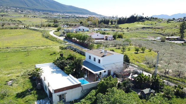 Foto 1 de Chalet en venta en Alhaurín el Grande de 4 habitaciones con piscina y aire acondicionado