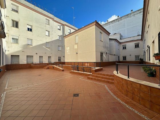 Foto 2 de Venta de casa en Centro - Alcalá de Guadaira de 4 habitaciones con jardín y aire acondicionado