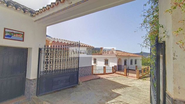 Foto 1 de Chalet en venta en Alcaucín de 10 habitaciones con terraza y piscina